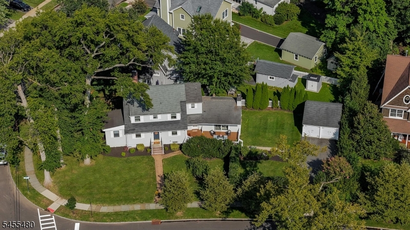 209 Midwood Pl Property Photo 37
