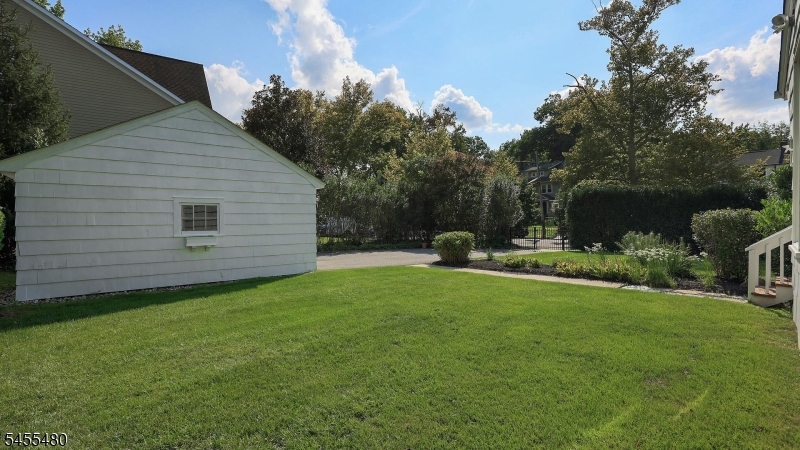 209 Midwood Pl Property Photo 40