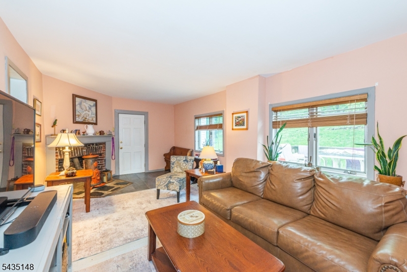 34 Unneberg Ave Property Photo 2