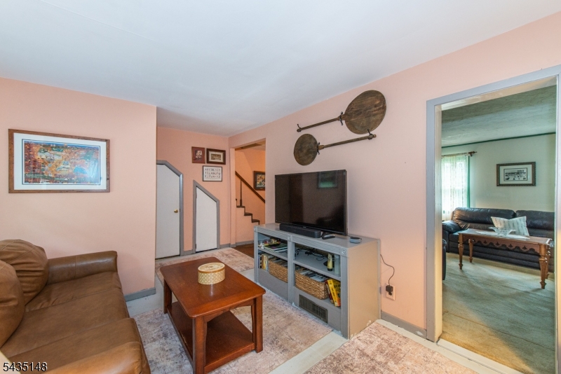 34 Unneberg Ave Property Photo 4