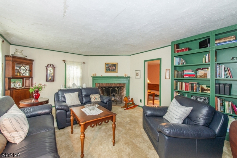 34 Unneberg Ave Property Photo 6
