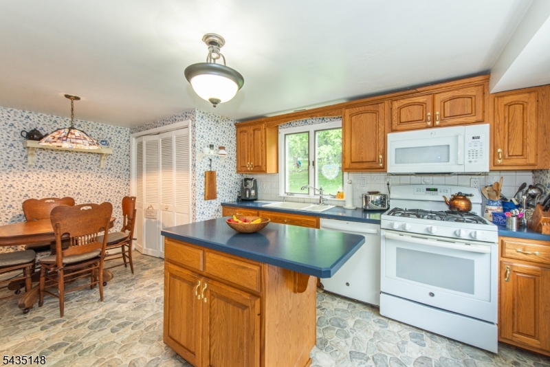 34 Unneberg Ave Property Photo 14