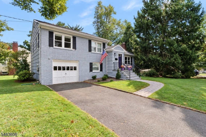 5 Surrey Ln Property Photo 2