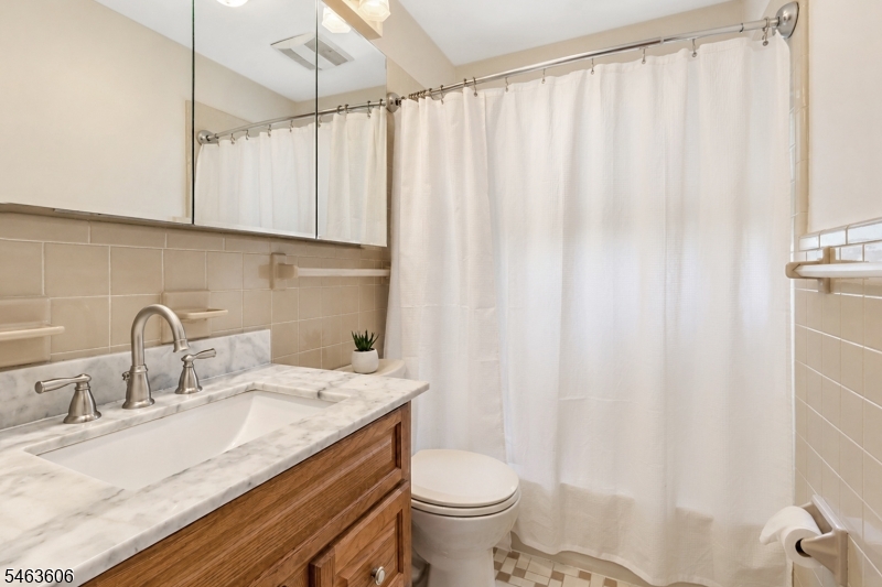 5 Surrey Ln Property Photo 13