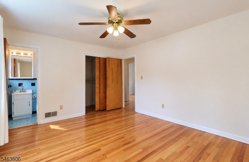 5 Surrey Ln Property Photo 15