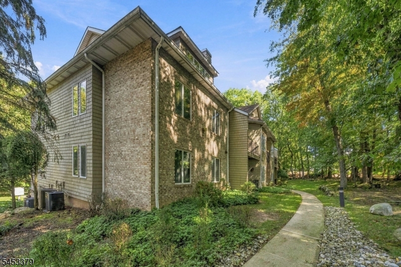 2 Parkside Ter 2a Property Photo 1