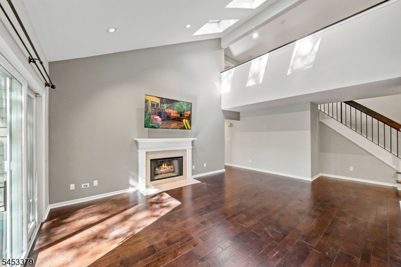 2 Parkside Ter 2a Property Photo 8