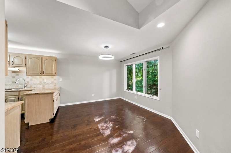 2 Parkside Ter 2a Property Photo 13