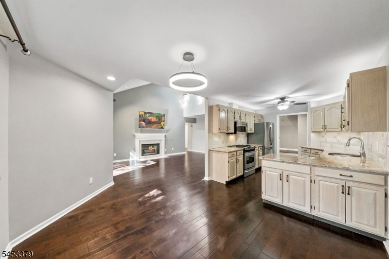 2 Parkside Ter 2a Property Photo 14