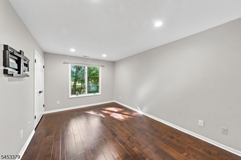 2 Parkside Ter 2a Property Photo 16