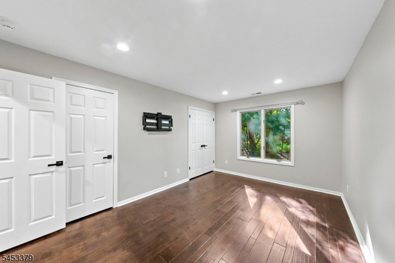 2 Parkside Ter 2a Property Photo 17