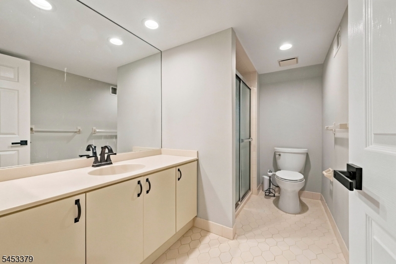 2 Parkside Ter 2a Property Photo 18