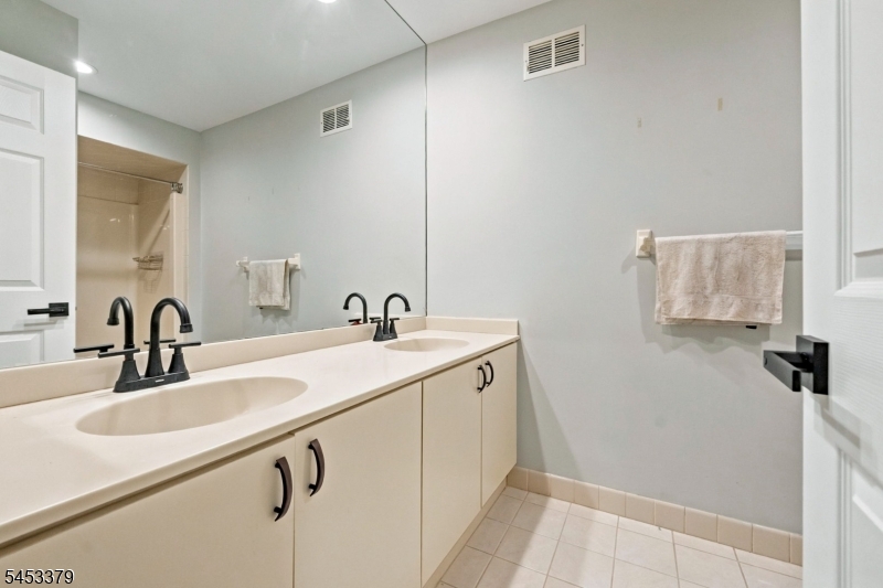 2 Parkside Ter 2a Property Photo 21
