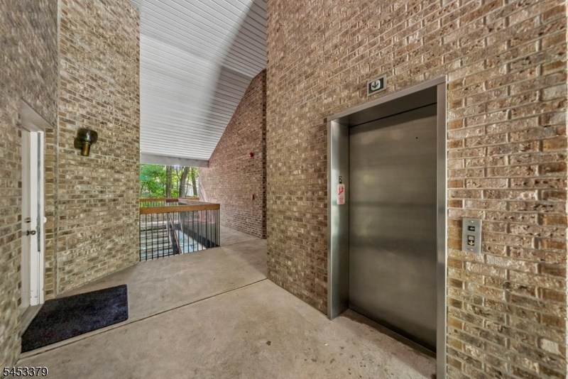 2 Parkside Ter 2a Property Photo 38