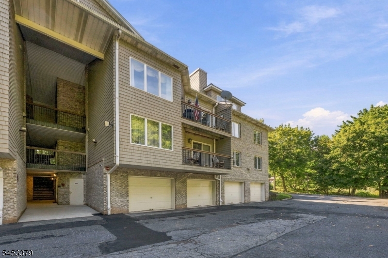 2 Parkside Ter 2a Property Photo 39