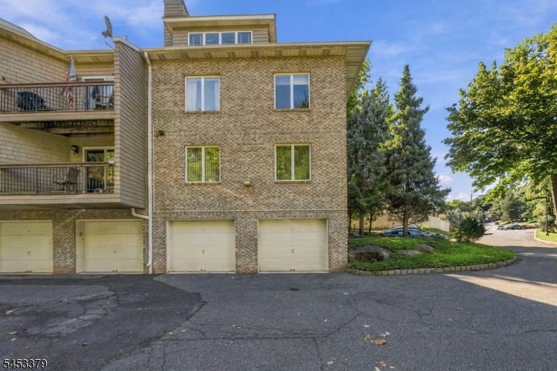2 Parkside Ter 2a Property Photo 41