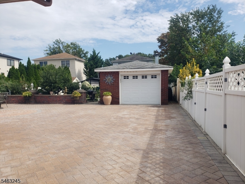 111 W Munsell Ave Property Photo 3