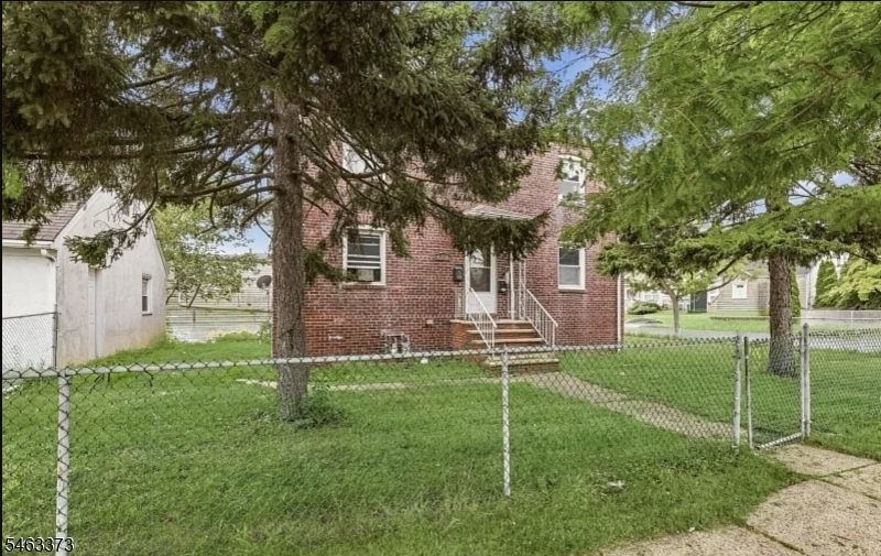 417 Adams St Property Photo 3