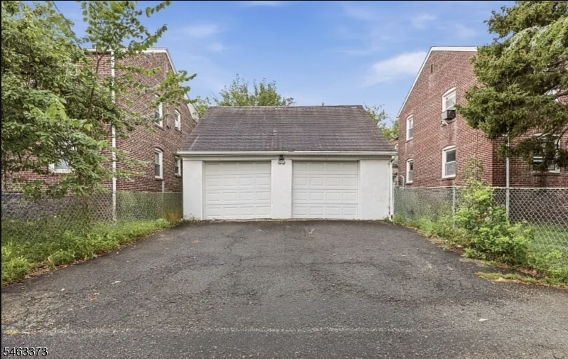 417 Adams St Property Photo 4