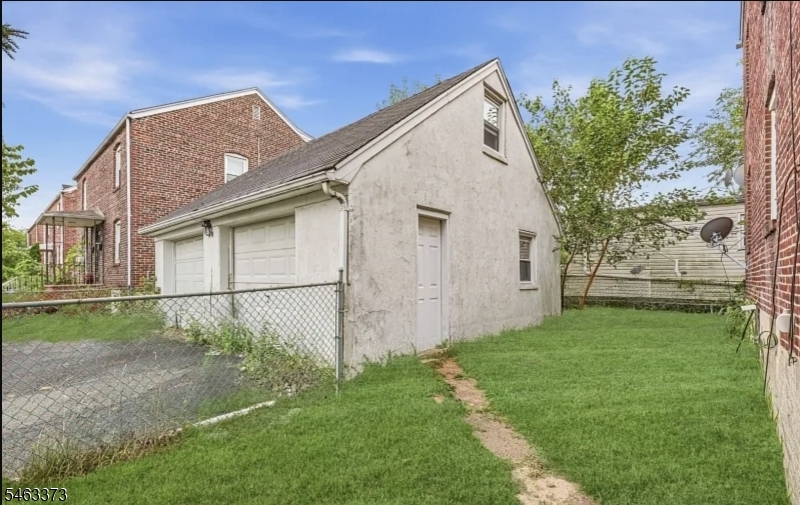 417 Adams St Property Photo 5
