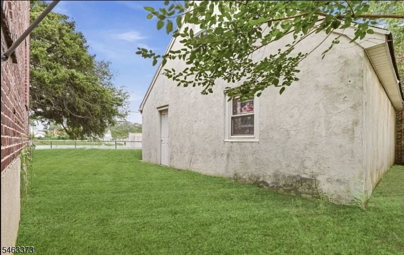417 Adams St Property Photo 14