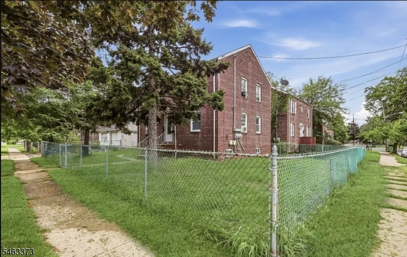 417 Adams St Property Photo 15