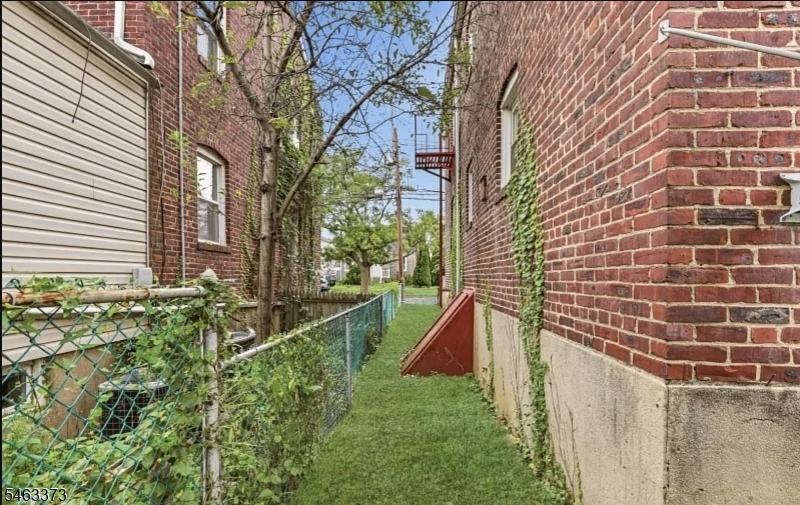 417 Adams St Property Photo 17