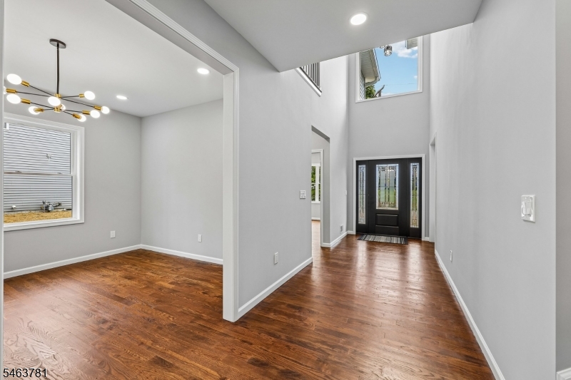 8 Chamberlain Ln Property Photo 3