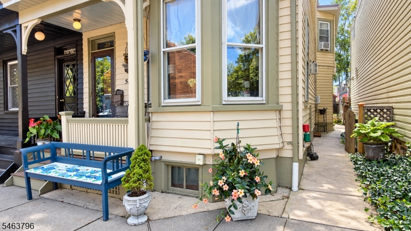 51 Perry St Property Photo 2