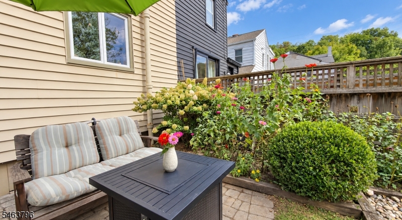 51 Perry St Property Photo 26