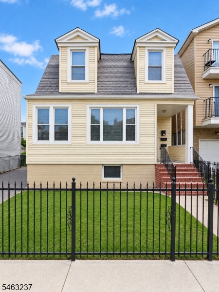 146 Leslie St Property Photo 1