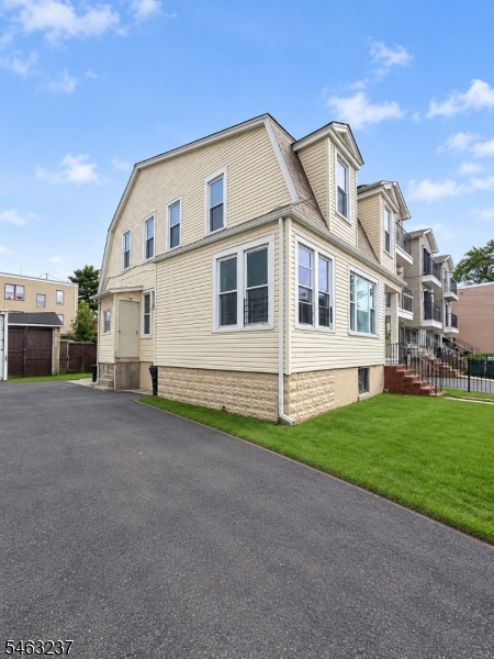 146 Leslie St Property Photo 3