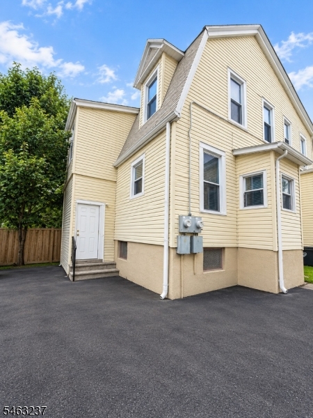 146 Leslie St Property Photo 4