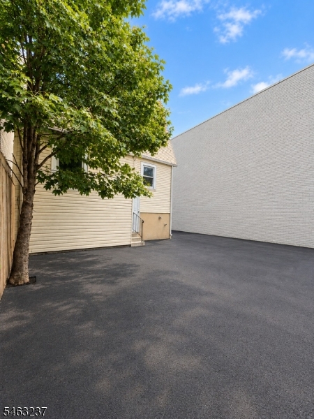 146 Leslie St Property Photo 15
