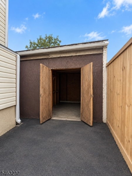 146 Leslie St Property Photo 17