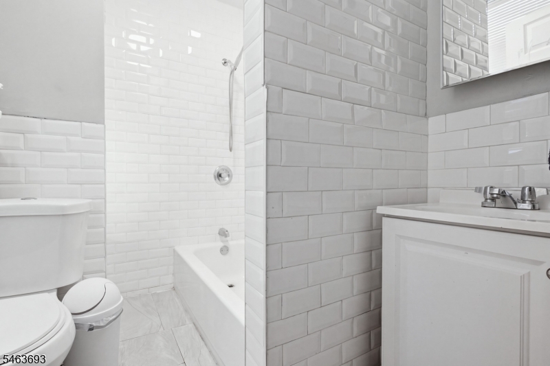 1134 Grove St Property Photo 4