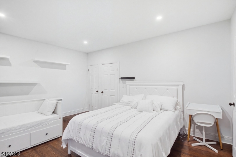 1134 Grove St Property Photo 5