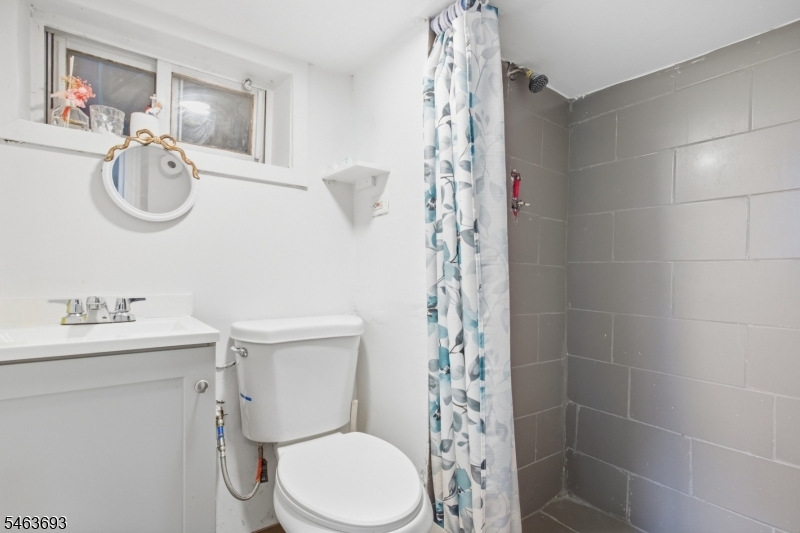 1134 Grove St Property Photo 7