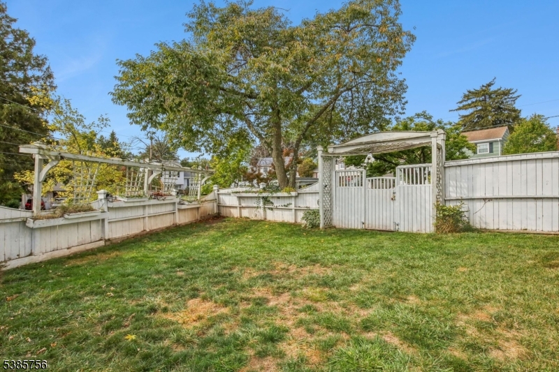 82 Eaton Pl Property Photo 33