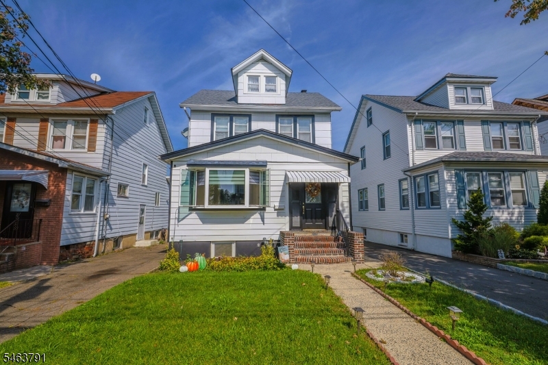 2035 Balmoral Ave Property Photo 1