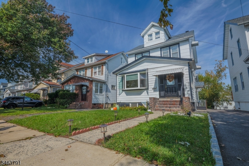 2035 Balmoral Ave Property Photo 4