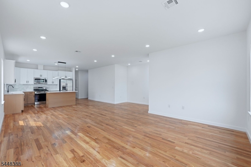 54 Pennsylvania Ave Property Photo 3