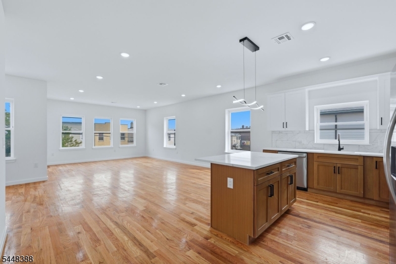 54 Pennsylvania Ave Property Photo 4