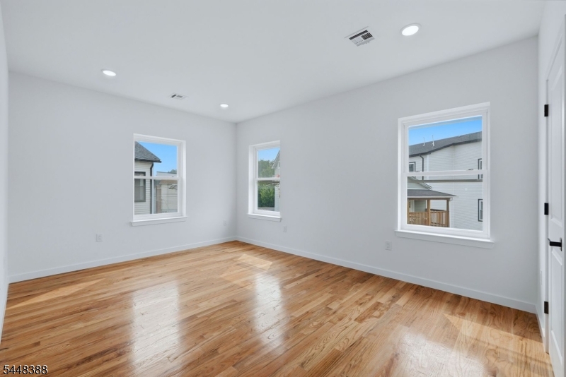 54 Pennsylvania Ave Property Photo 11