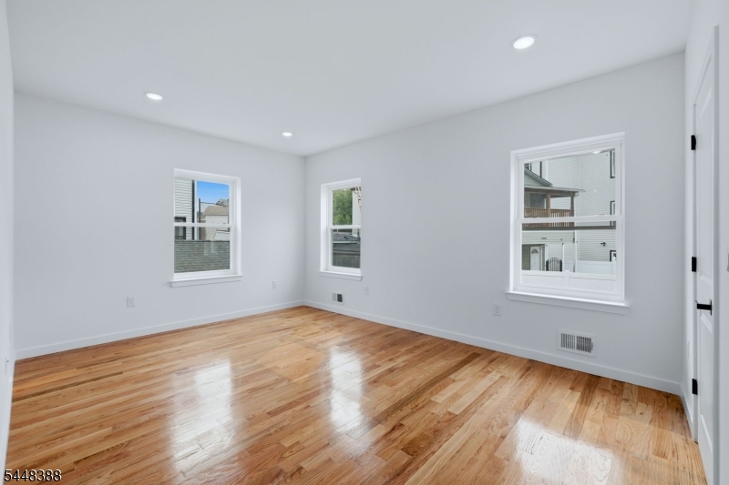 54 Pennsylvania Ave Property Photo 21