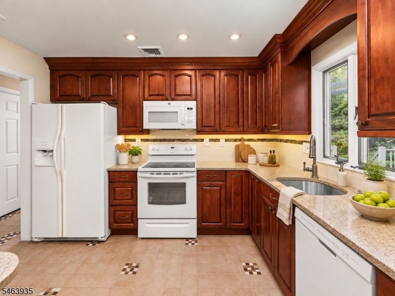 14 White Meadow Rd Property Photo 10