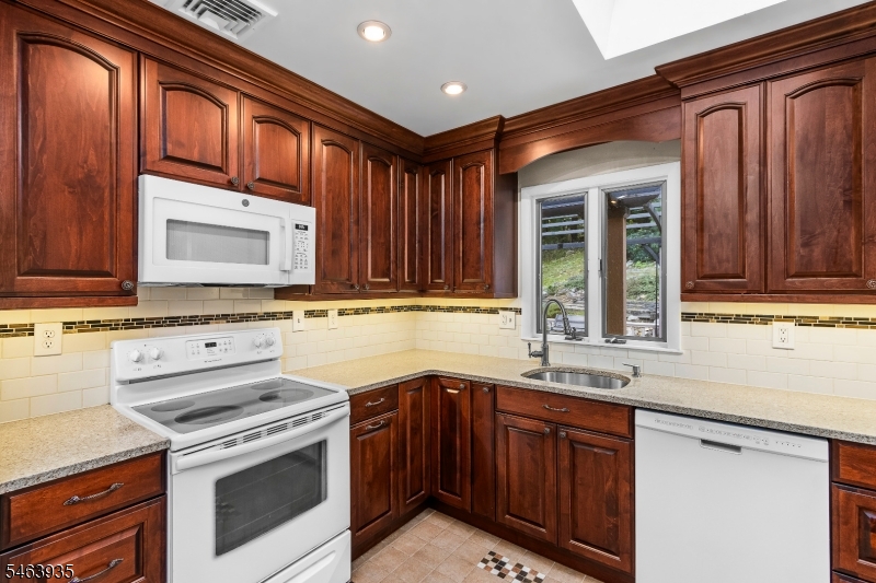 14 White Meadow Rd Property Photo 32