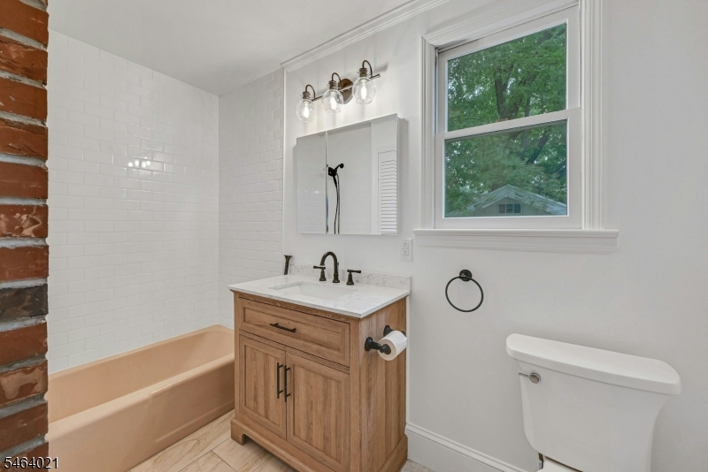 370 Sicomac Ave Property Photo 7