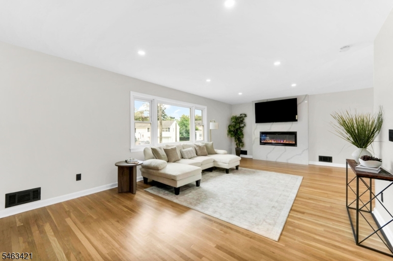 33 Woodhull Ave Property Photo 5
