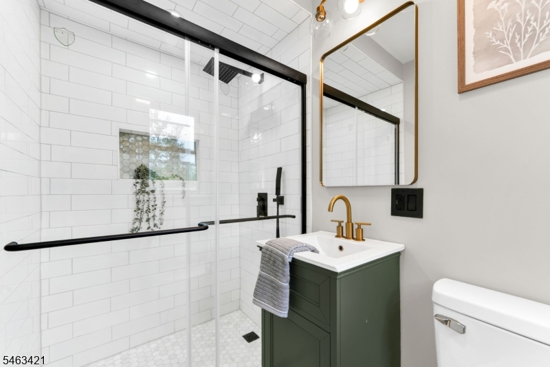 33 Woodhull Ave Property Photo 14